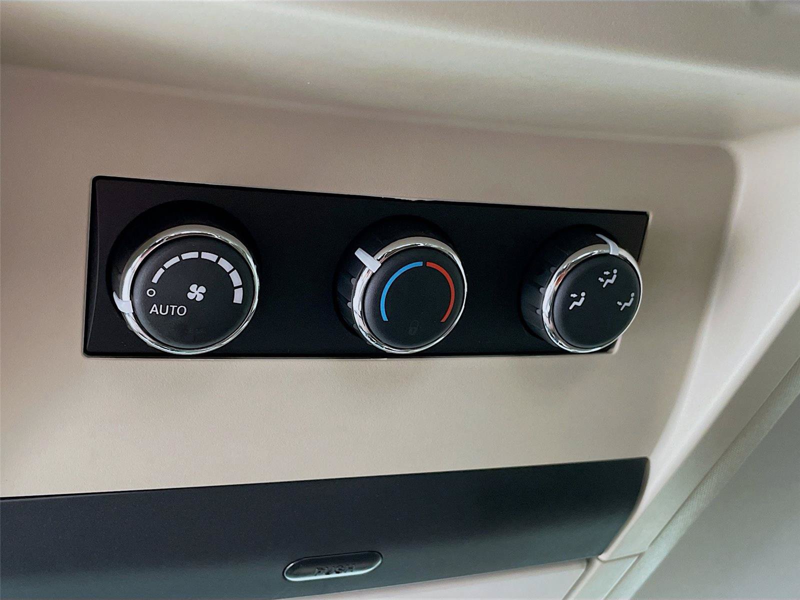 Used 2014 Chrysler Town & Country Limited w/ Luxury Group FWD image 28