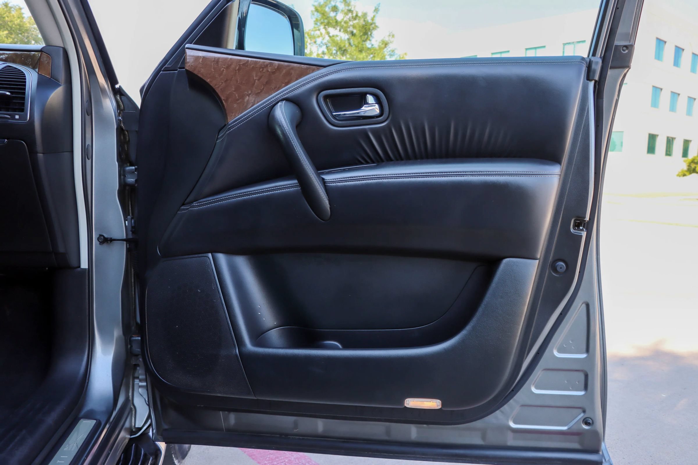 Used 2017 INFINITI QX80 4WD image 10