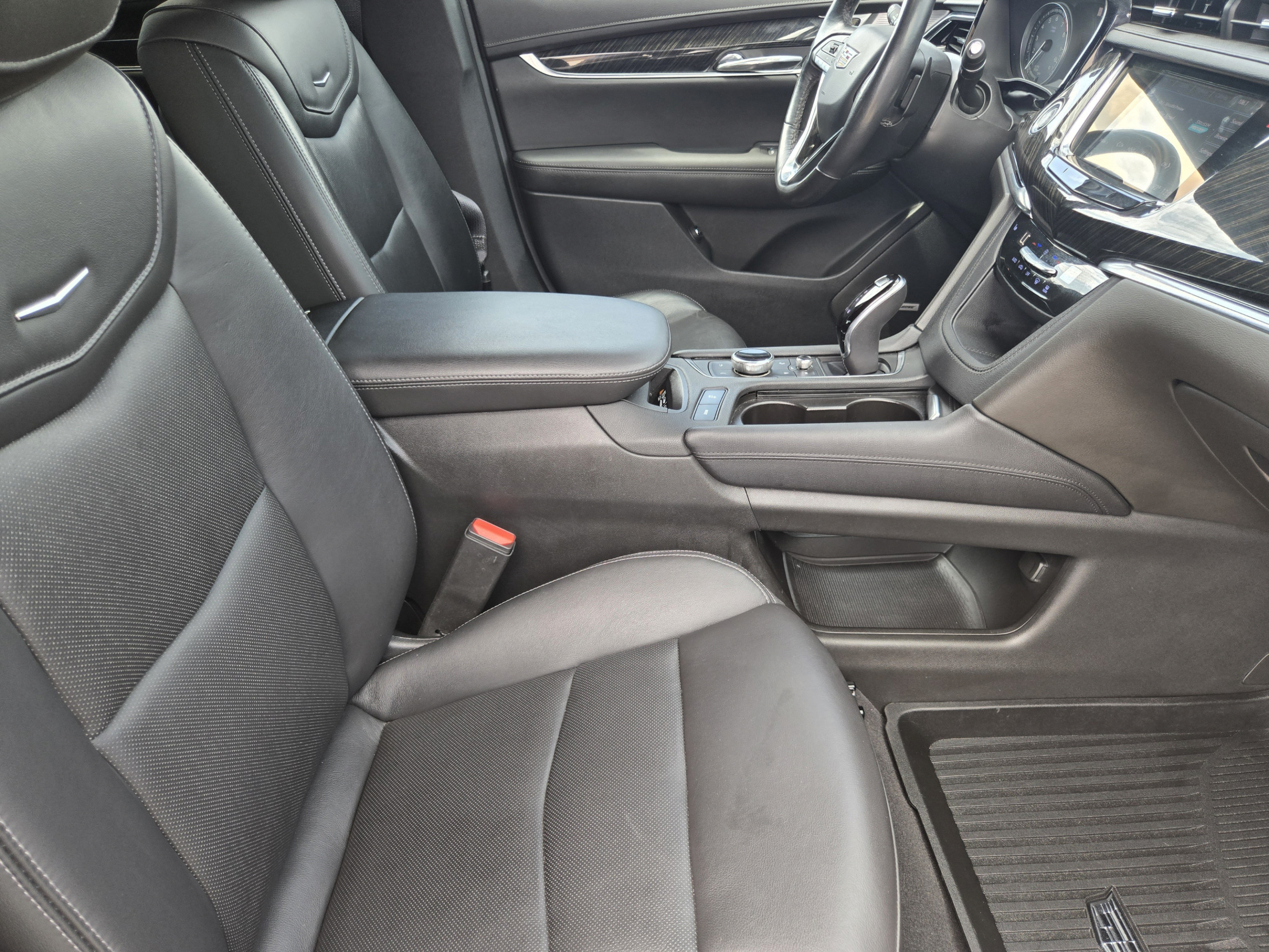 Used 2022 Cadillac XT6 Premium Luxury w/ Technology Package FWD image 10