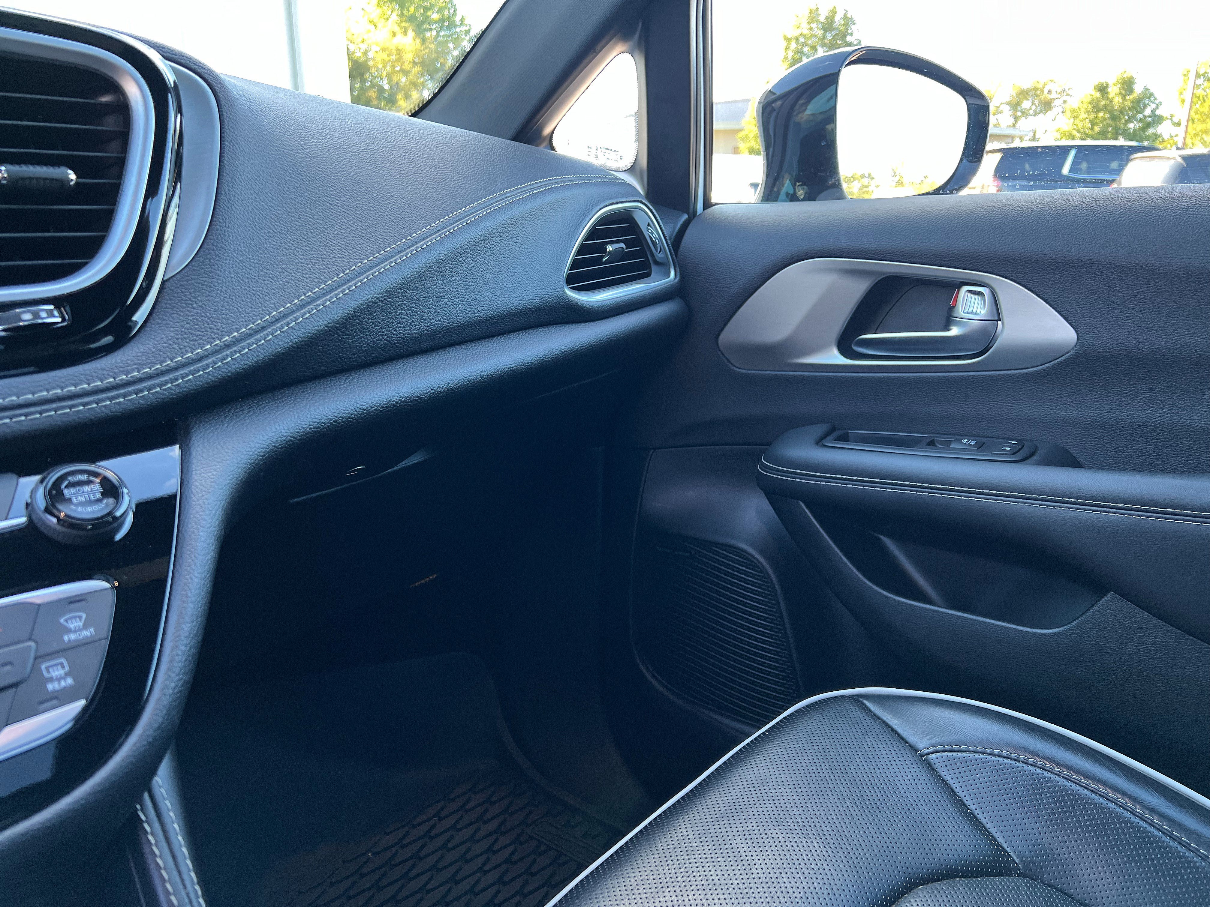 Used 2024 Chrysler Pacifica Limited w/ Uconnect Theater Family Group AWD/4WD image 17