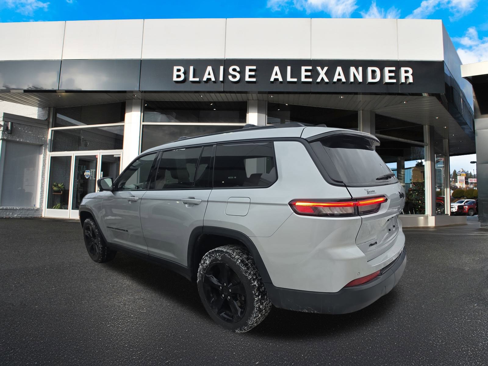 Used 2023 Jeep Grand Cherokee L Laredo image 8