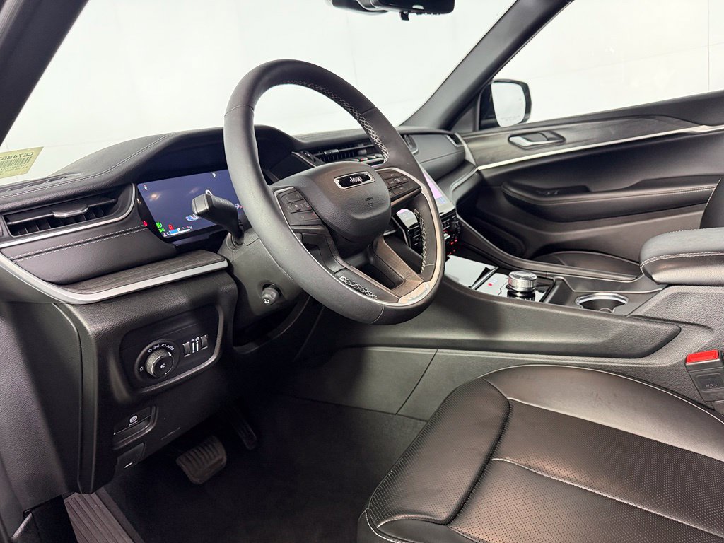 Certified 2025 Jeep Grand Cherokee Limited w/ Luxury Tech Group II RWD image 14