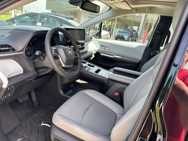 Used 2026 Toyota Sienna XLE FWD image 25