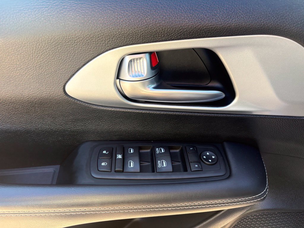 Used 2023 Chrysler Pacifica Touring FWD image 14