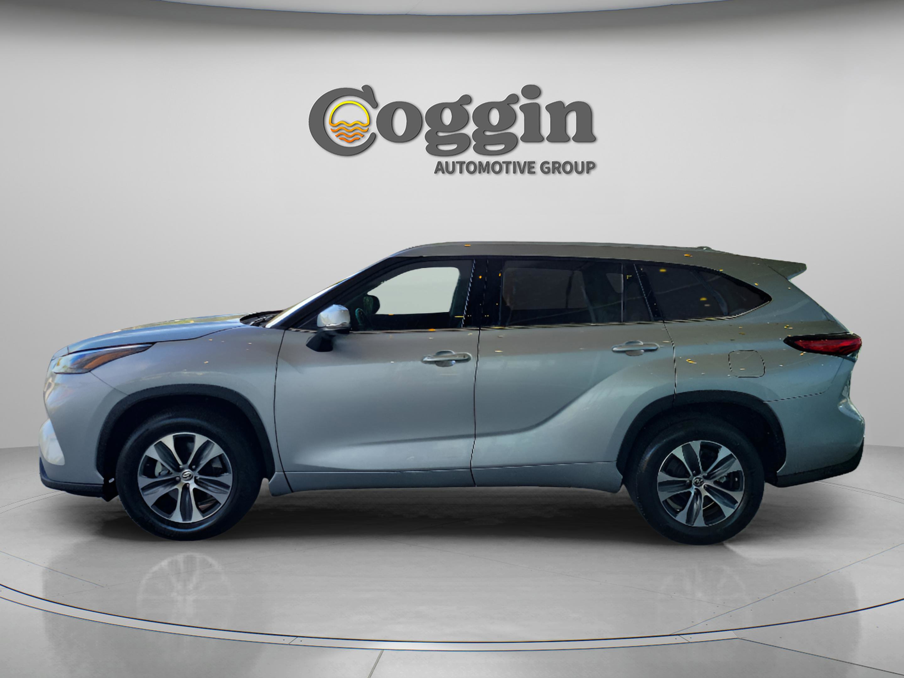 Used 2022 Toyota Highlander XLE image 2