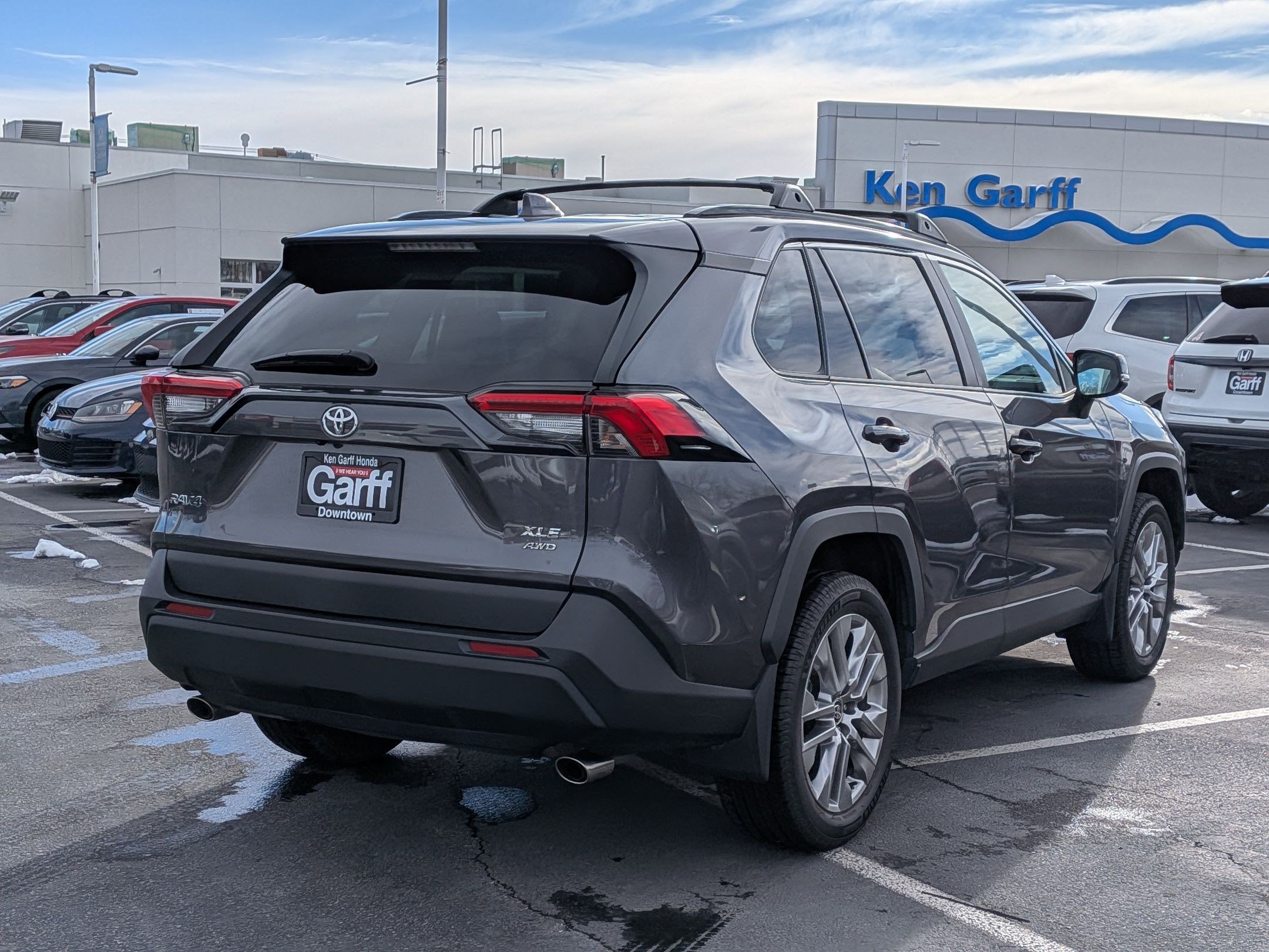 Used 2021 Toyota RAV4 XLE Premium image 3