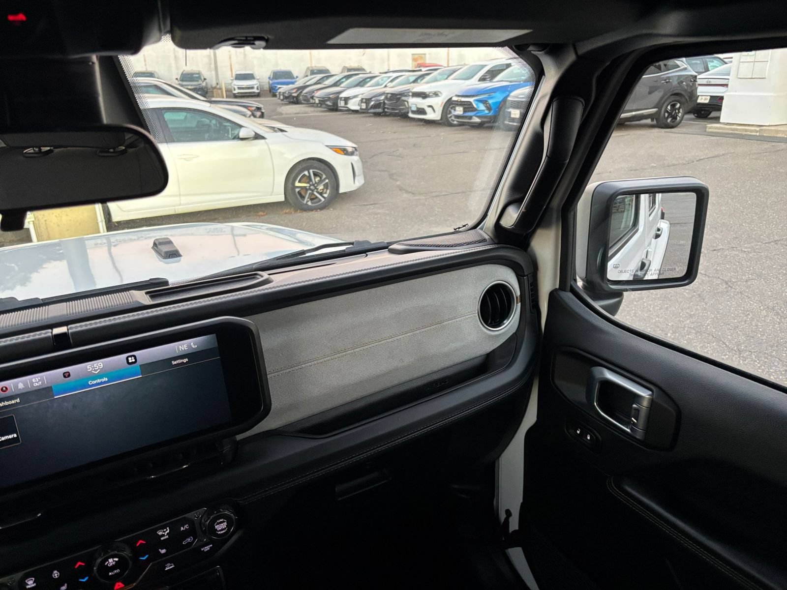 Used 2025 Jeep Wrangler Unlimited Sahara AWD/4WD image 32