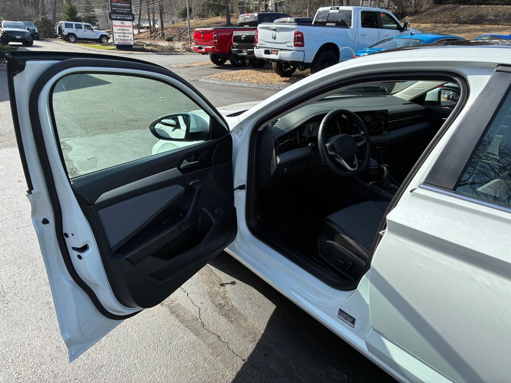 Used 2025 Volkswagen Jetta SE w/ Sunroof Package image 12