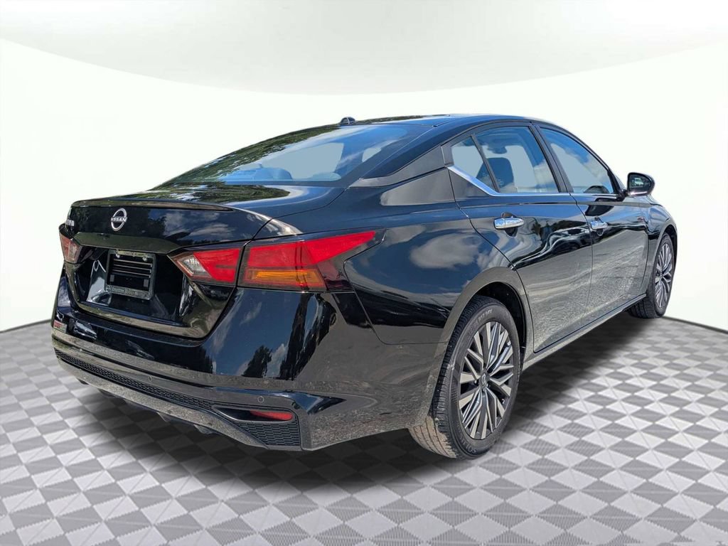 Used 2025 Nissan Altima 2.5 SV FWD image 3