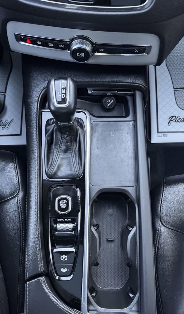 Used 2021 Volvo XC90 T5 Momentum image 28