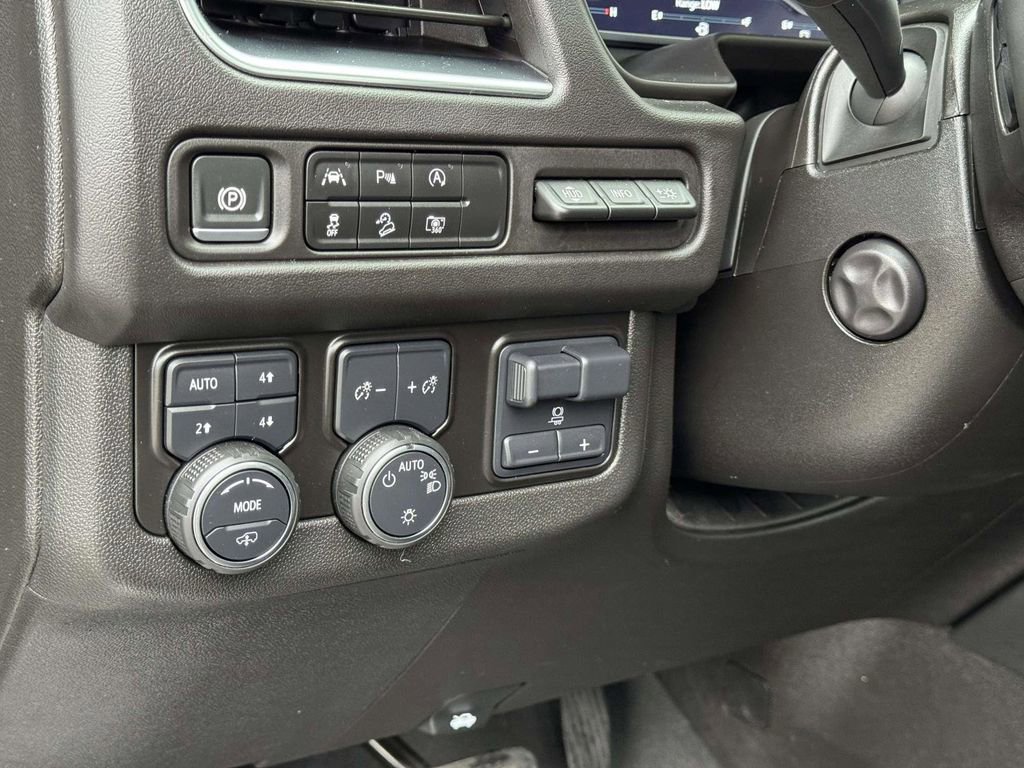 Used 2024 Chevrolet Tahoe High Country AWD/4WD image 11