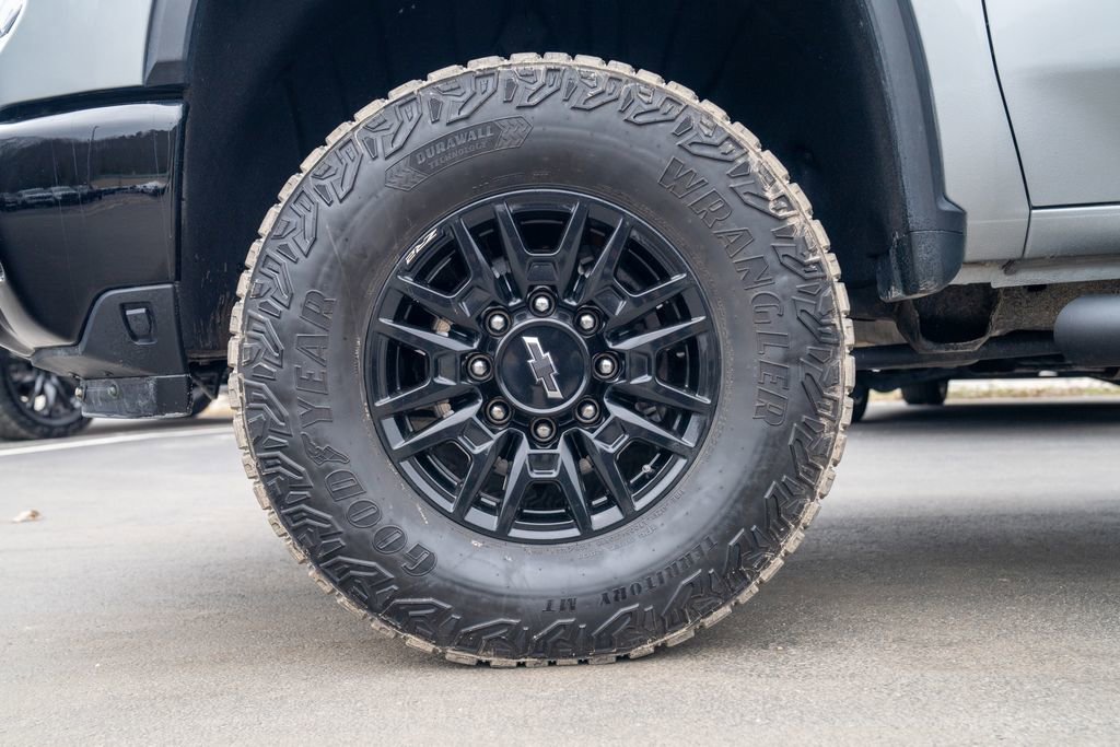 Used 2024 Chevrolet Silverado 2500 ZR2 w/ Technology Package image 2