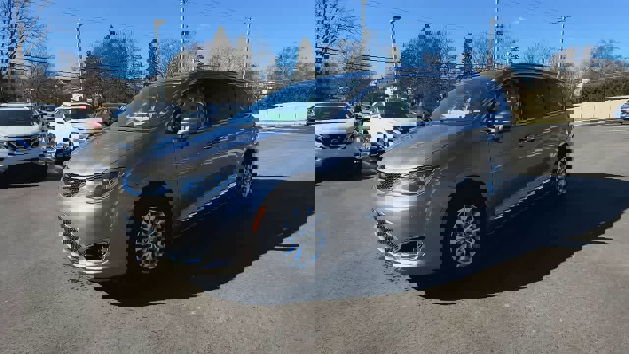 Used 2018 Chrysler Pacifica Touring-L image 4