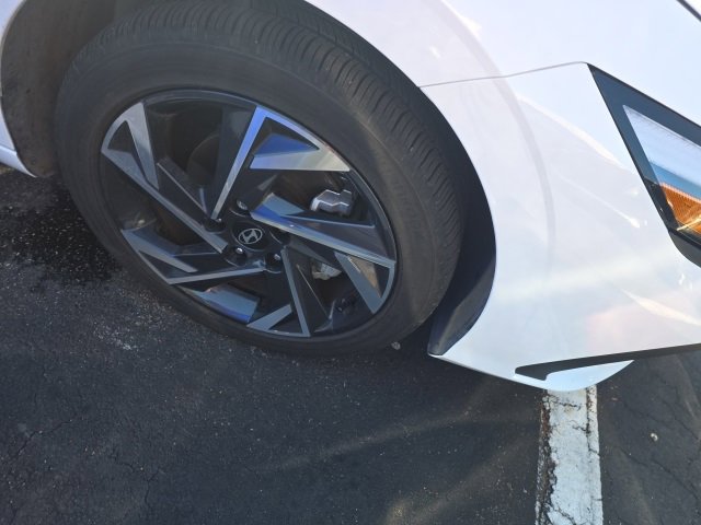 Used 2025 Hyundai Elantra SEL image 9