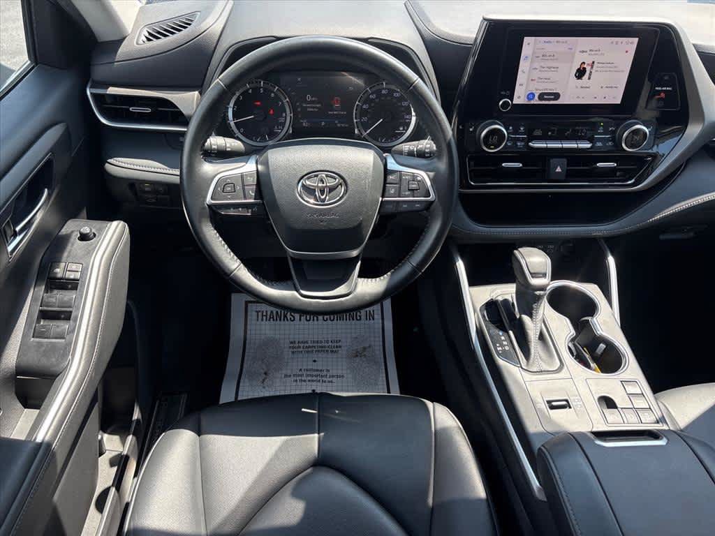 Used 2023 Toyota Highlander XLE FWD image 4