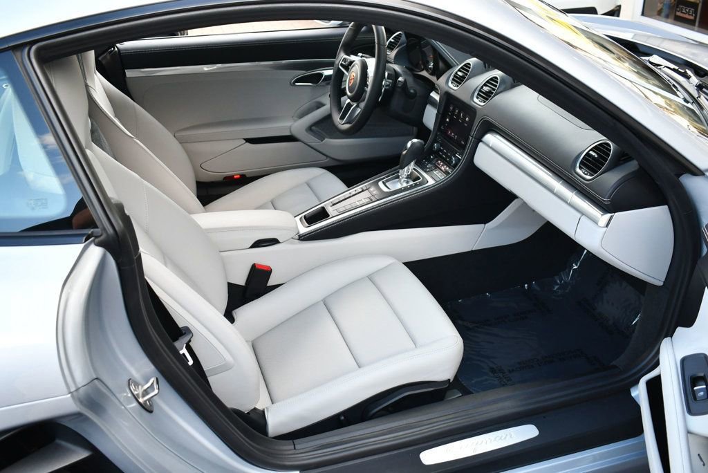 Used 2018 Porsche 718 Cayman RWD image 17