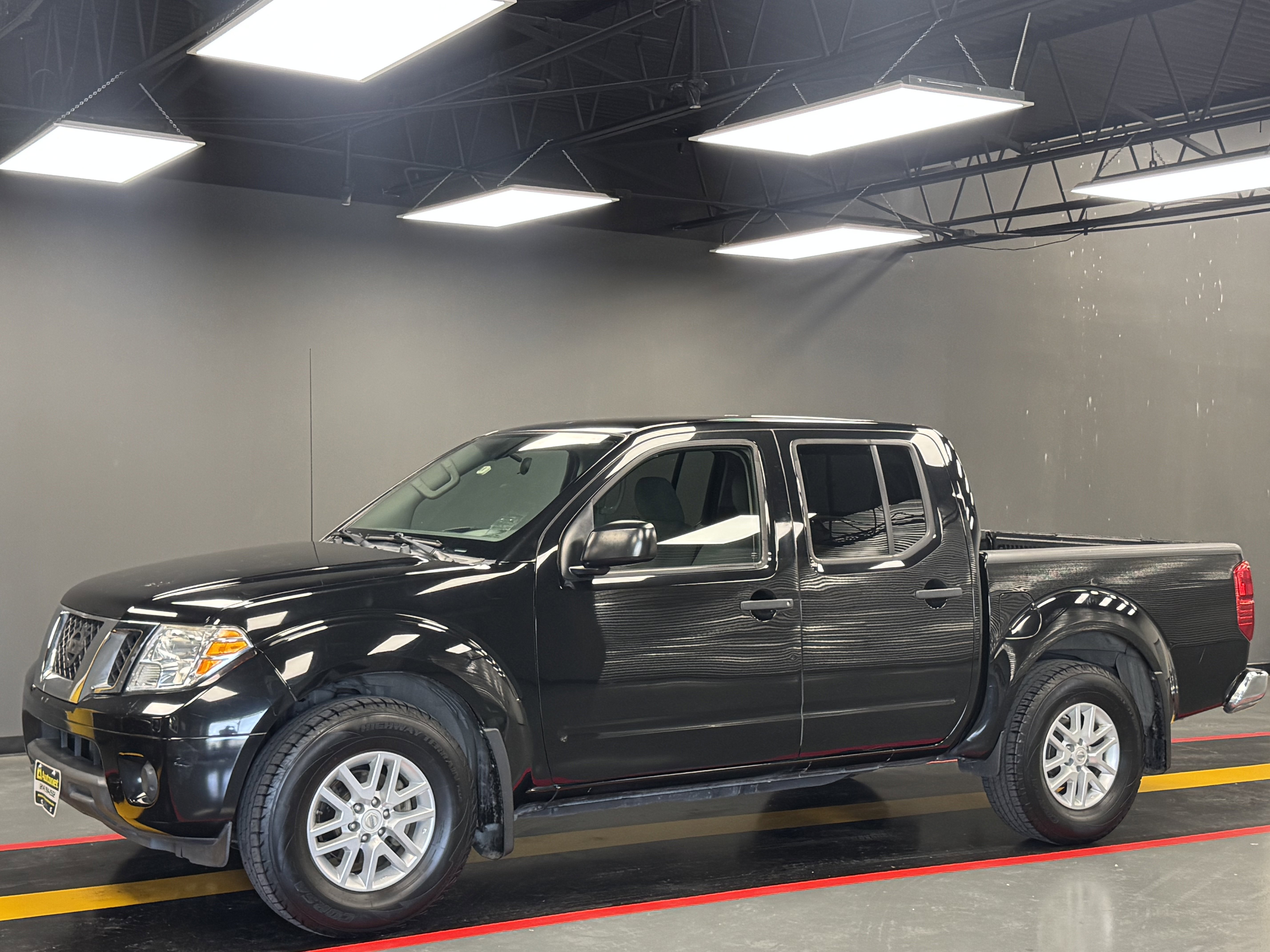 Used 2019 Nissan Frontier SV image 1
