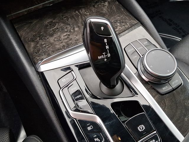 Used 2021 BMW 530e w/ Parking Assistance Package image 19