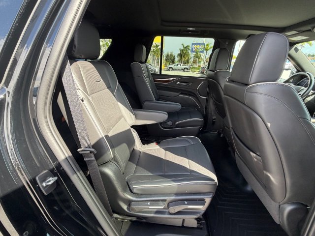 Used 2022 Cadillac Escalade Premium Luxury AWD/4WD image 13