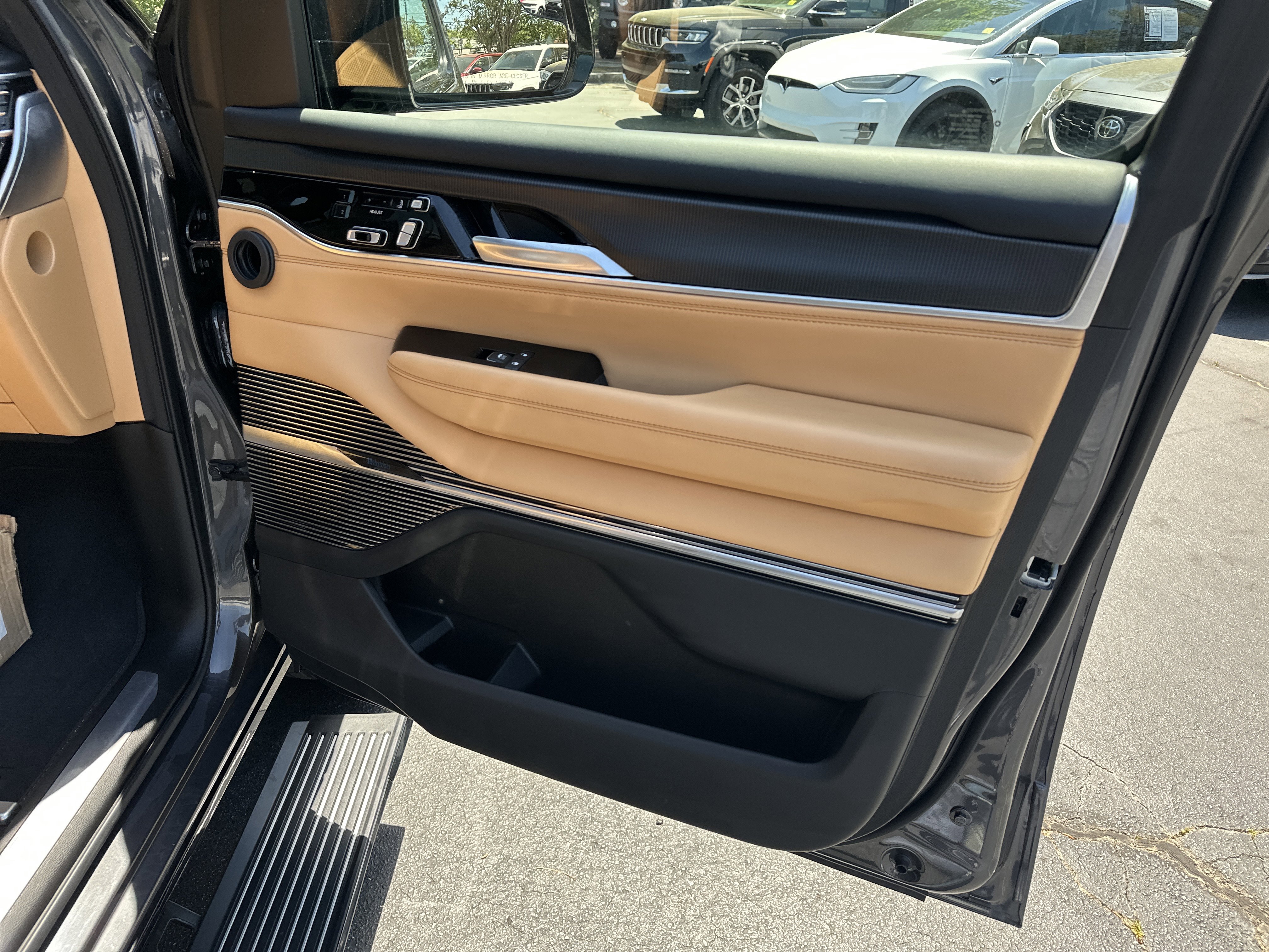 Used 2025 Jeep Grand Wagoneer Series III w/ Rear Seat Video Group 1 AWD/4WD image 17