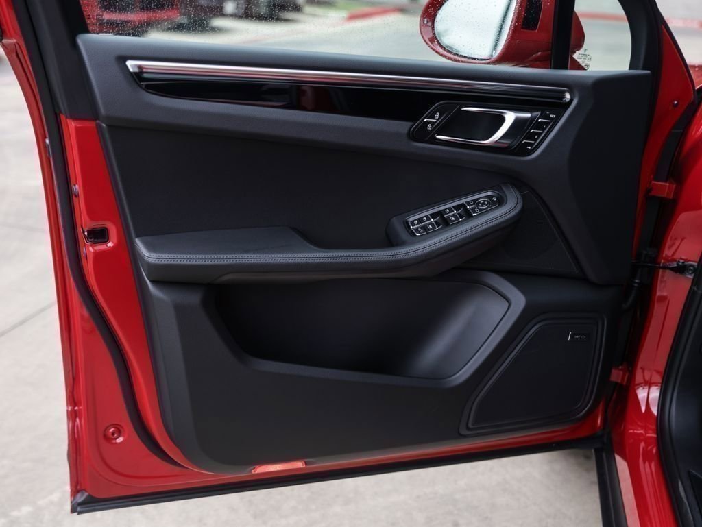 Certified 2025 Porsche Macan image 28