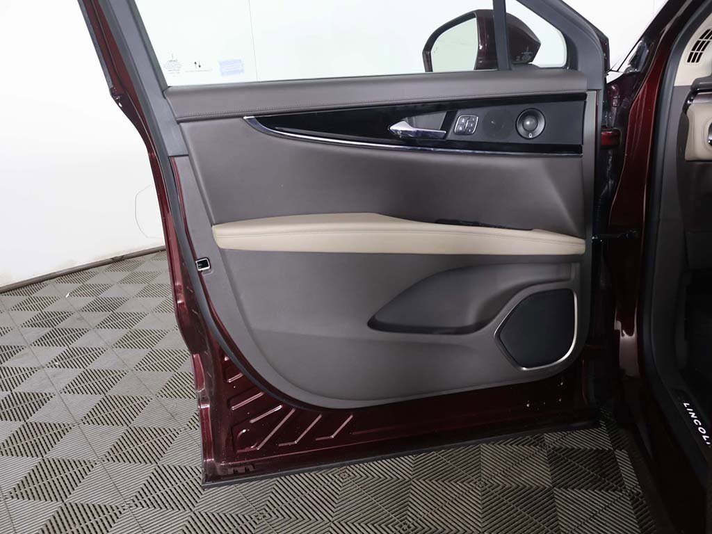 Used 2022 Lincoln Nautilus Reserve w/ Luxury Package image 25