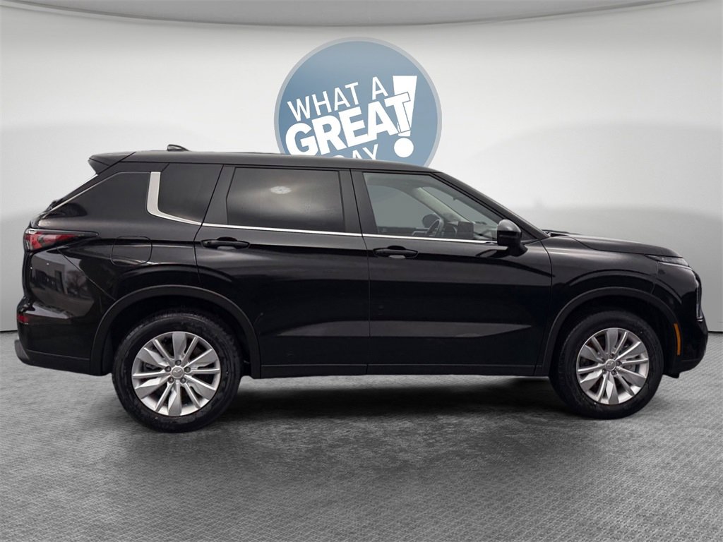 New 2026 Mitsubishi Outlander ES image 2