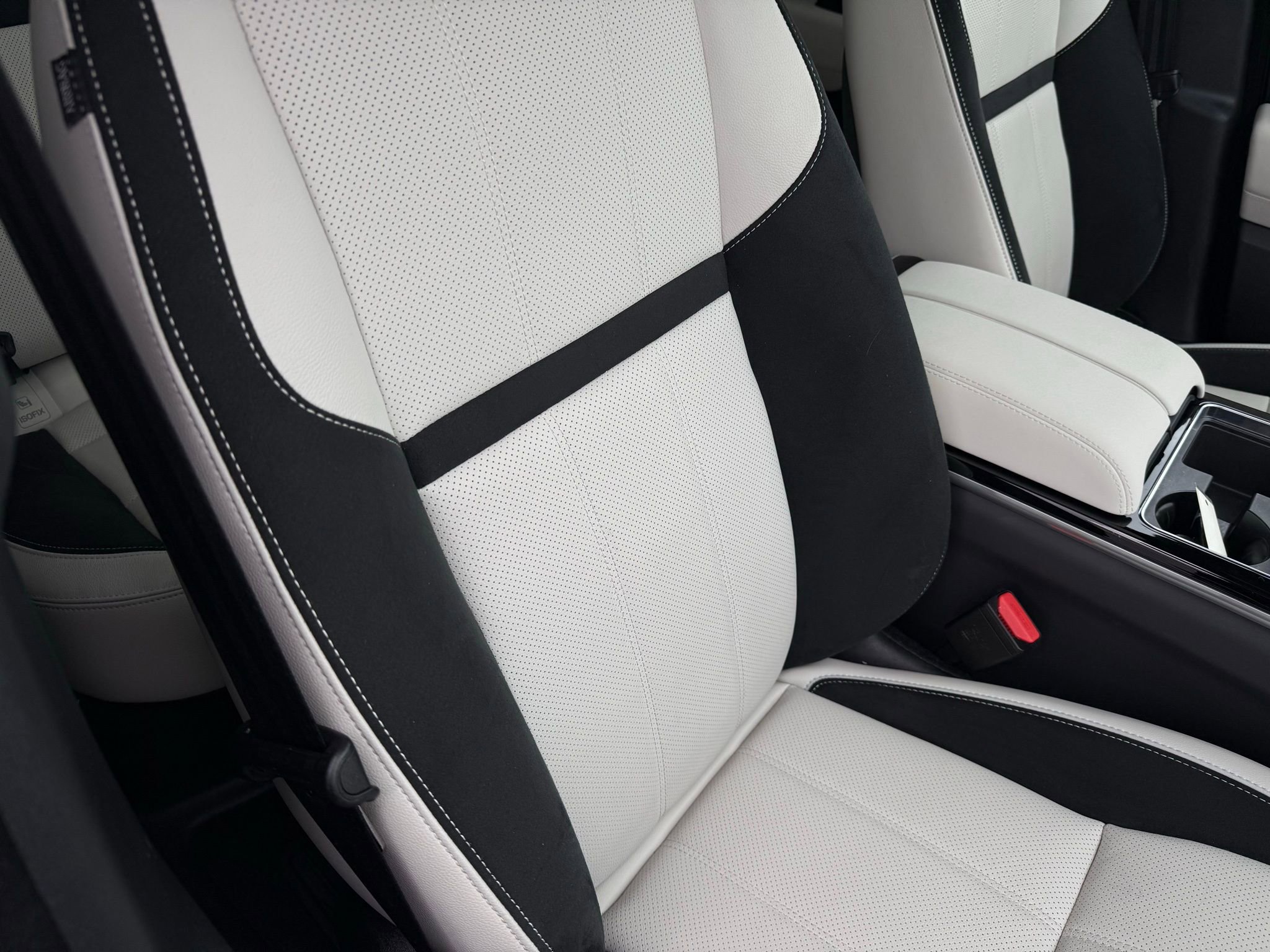 Used 2023 Land Rover Range Rover Velar R-Dynamic S image 24