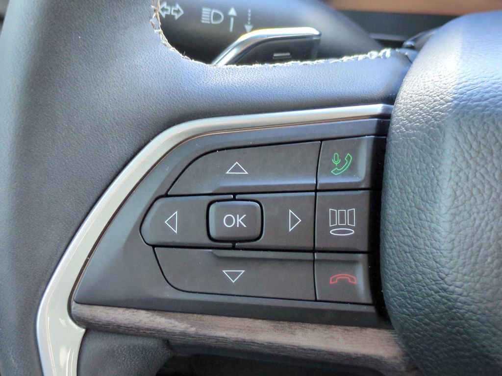 Used 2023 Jeep Grand Cherokee Limited w/ Luxury Tech Group II RWD image 23