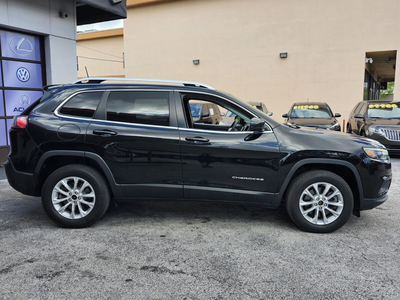 Used 2019 Jeep Cherokee Latitude w/ Popular Appearance Group image 11