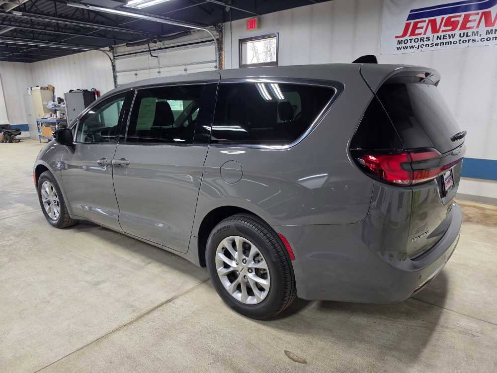 Used 2024 Chrysler Pacifica Touring-L image 6