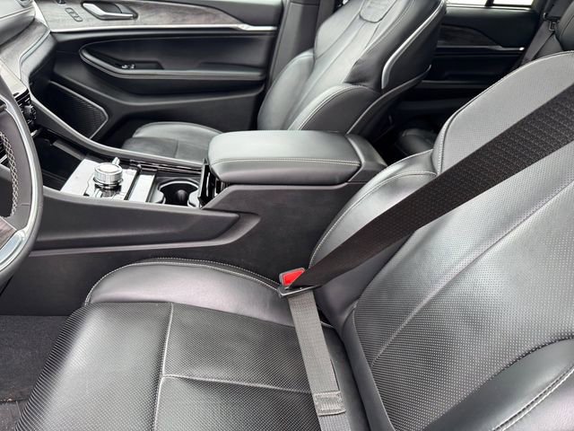 Certified 2023 Jeep Grand Cherokee Overland w/ Luxury Tech Group IV AWD/4WD image 12