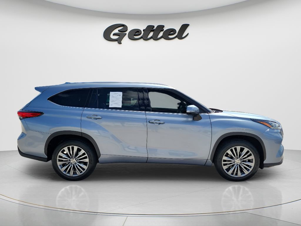 Used 2022 Toyota Highlander Platinum FWD image 3