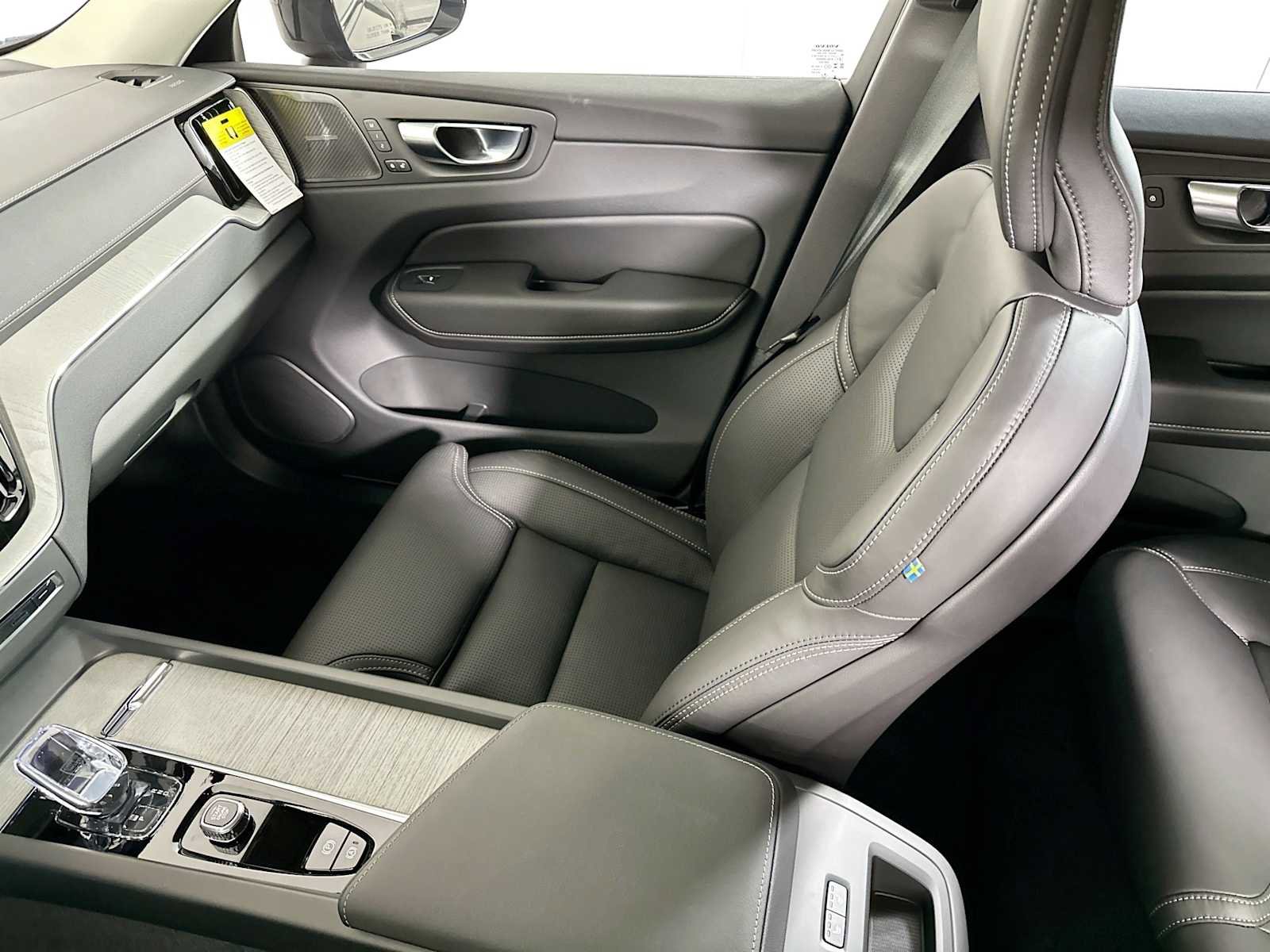 Certified 2025 Volvo XC60 T8 Ultra w/ Protection Package Premier image 19