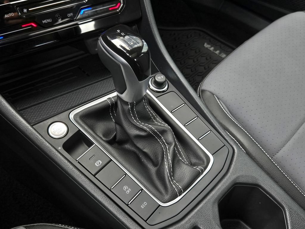 Used 2025 Volkswagen Jetta SE FWD image 19