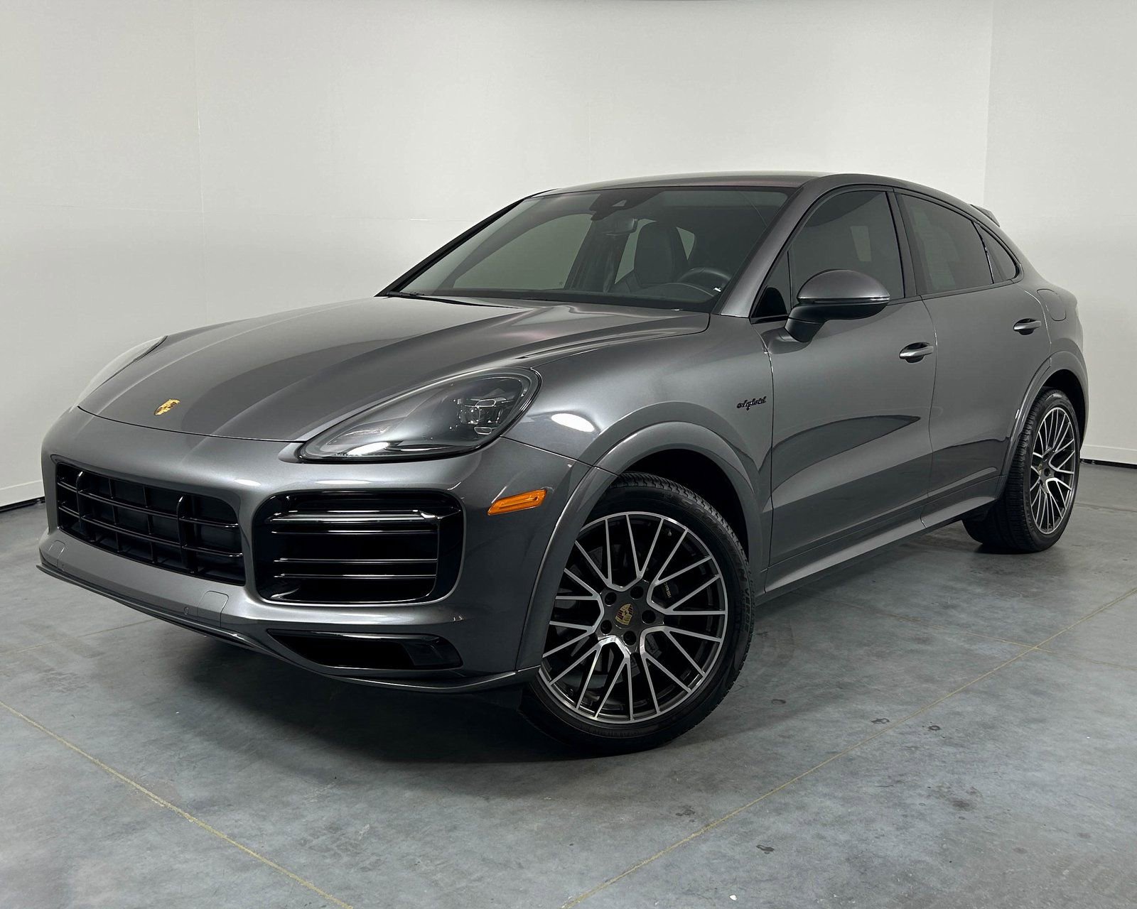 Used 2023 Porsche Cayenne Coupe image 1