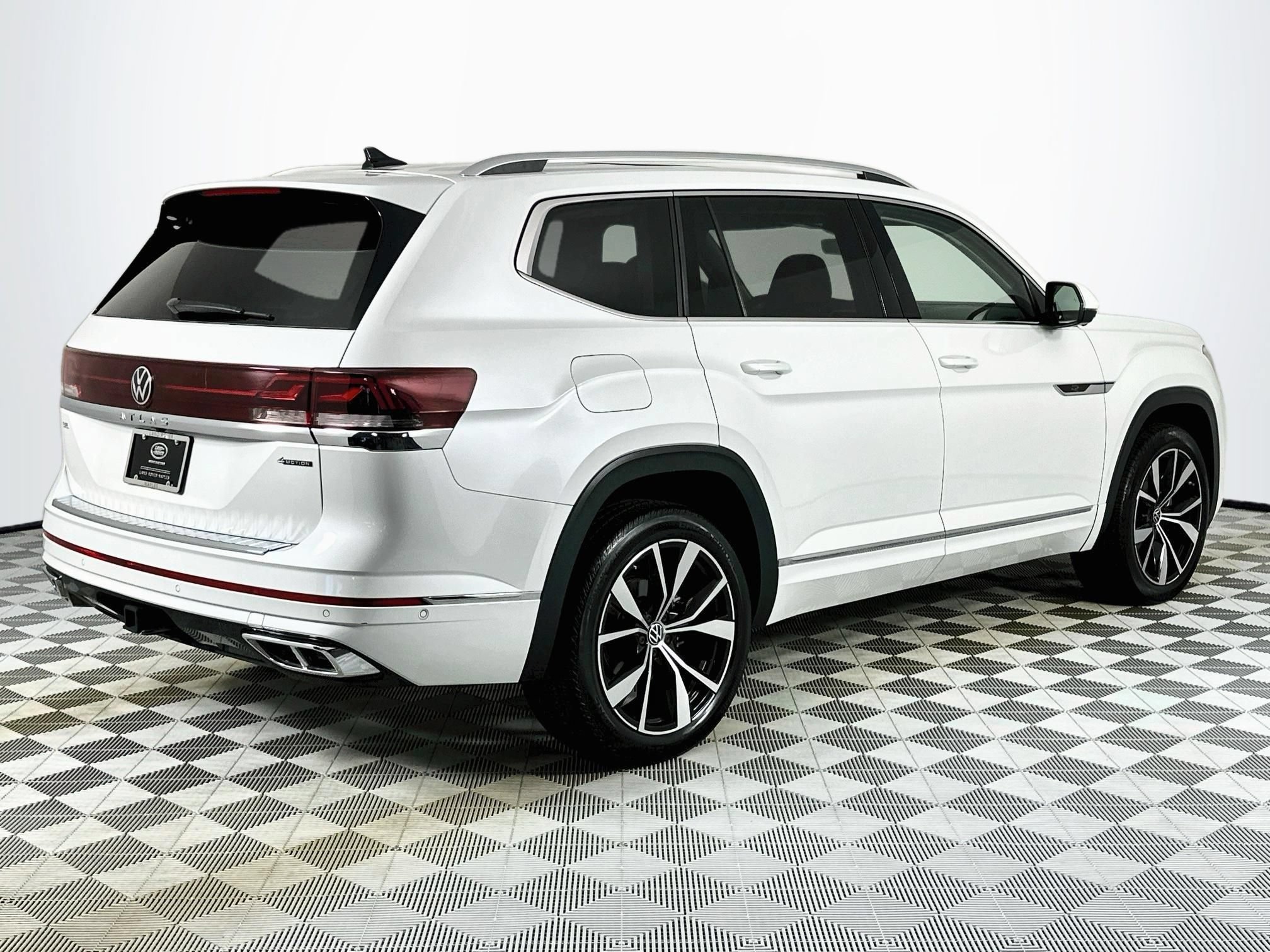 Used 2024 Volkswagen Atlas SEL Premium R-Line AWD/4WD image 5