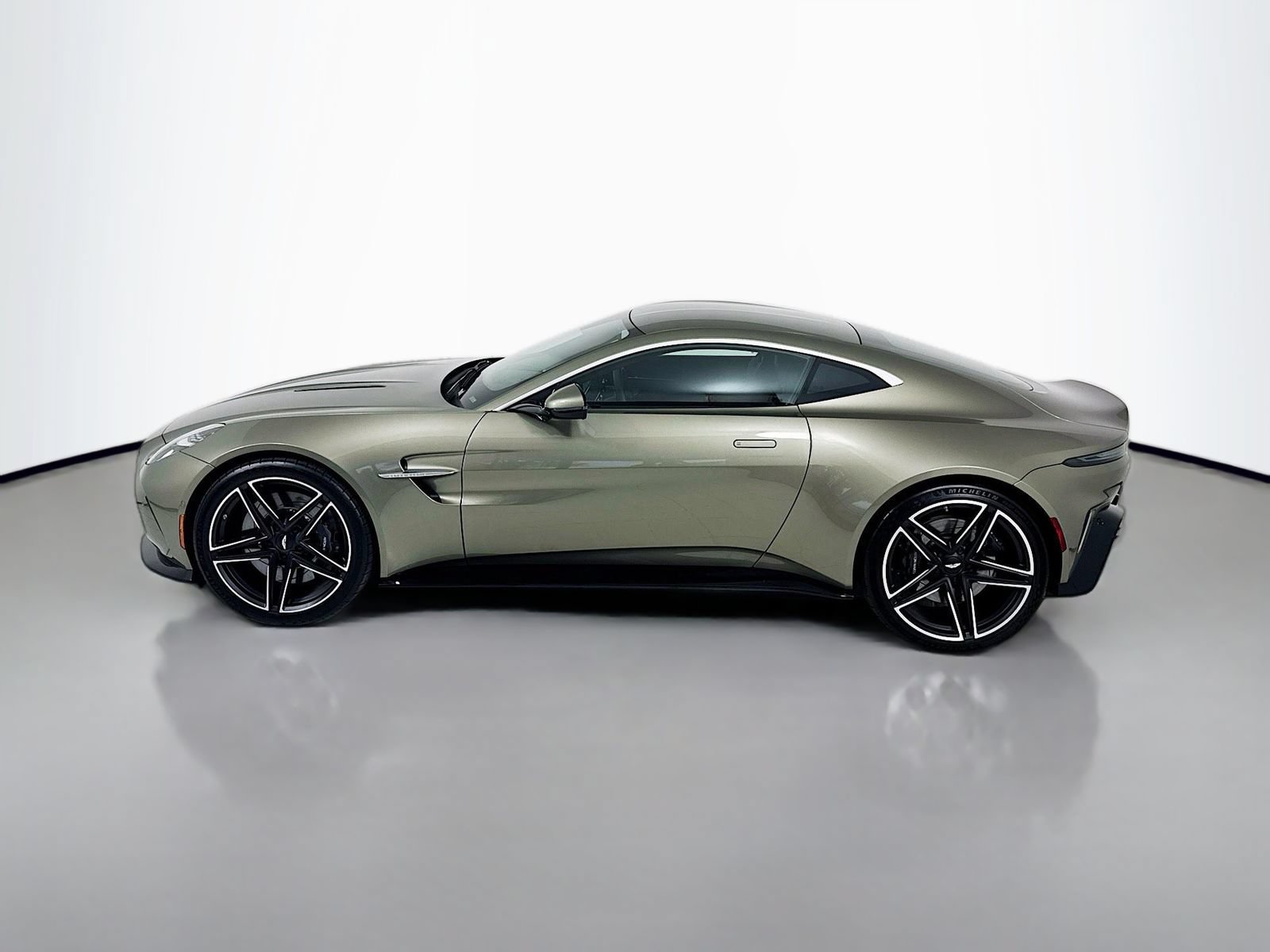 Used 2025 Aston Martin V8 Vantage Coupe RWD image 4
