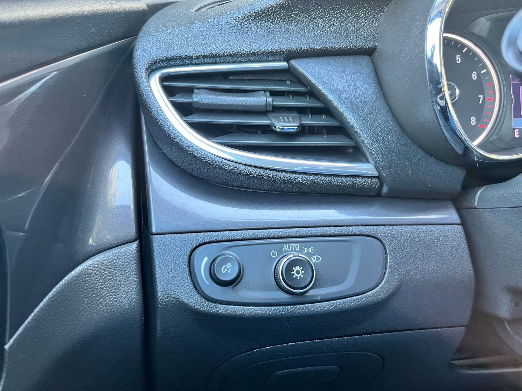 Used 2020 Buick Encore Preferred image 30