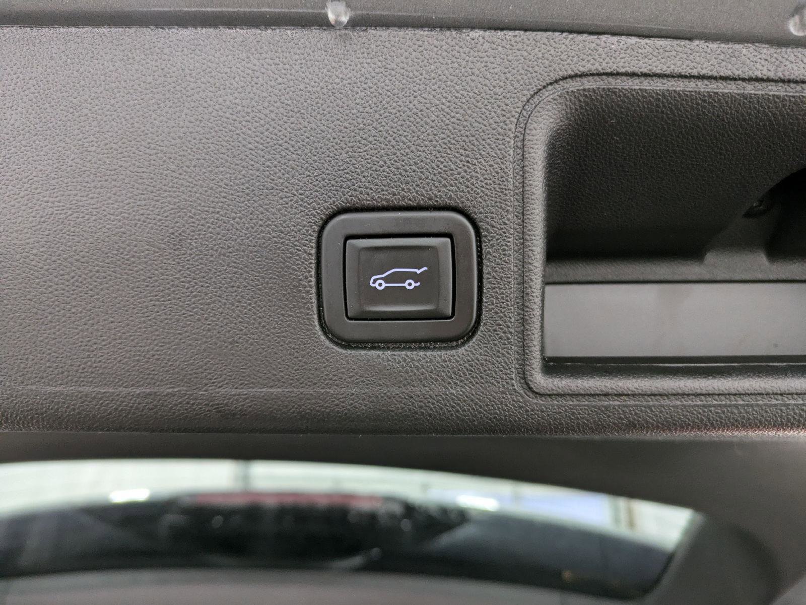 Used 2024 GMC Terrain SLT w/ Infotainment Package II image 6