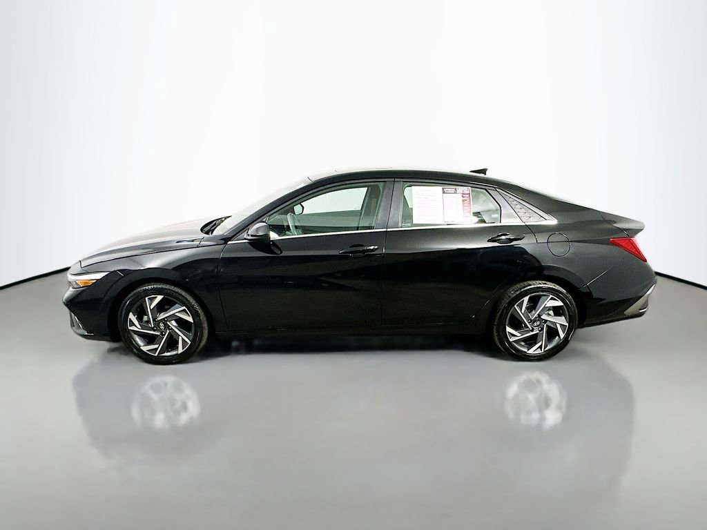 Used 2025 Hyundai Elantra SEL FWD image 5