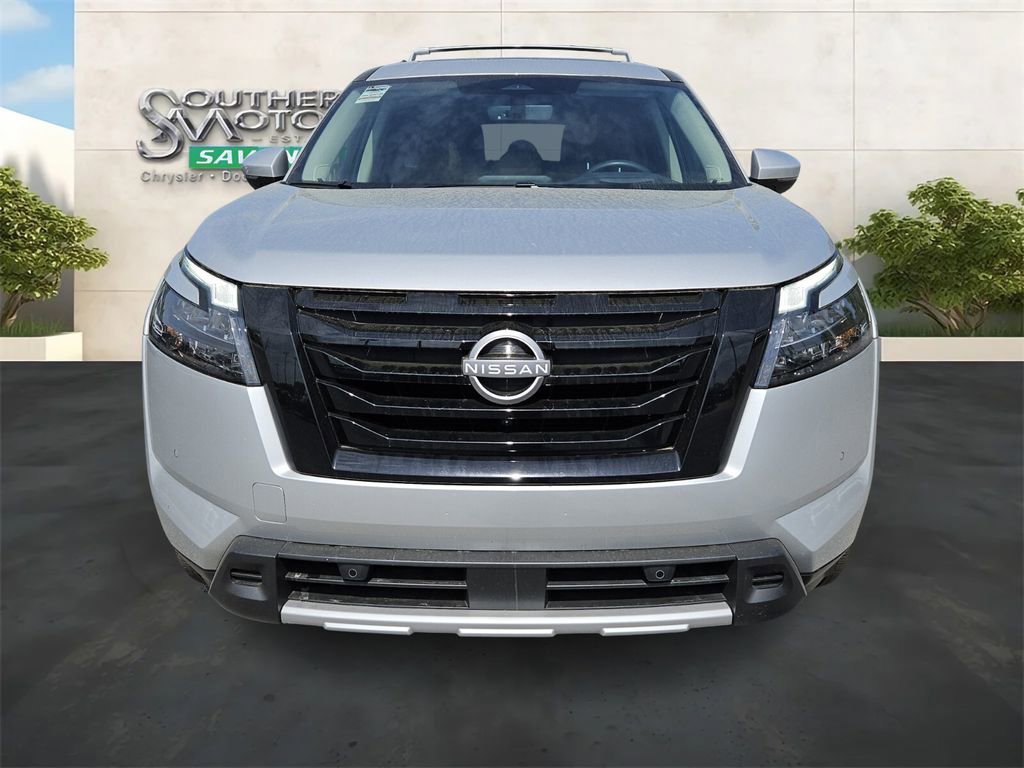 Used 2025 Nissan Pathfinder Platinum w/ Black Appearance Package image 8