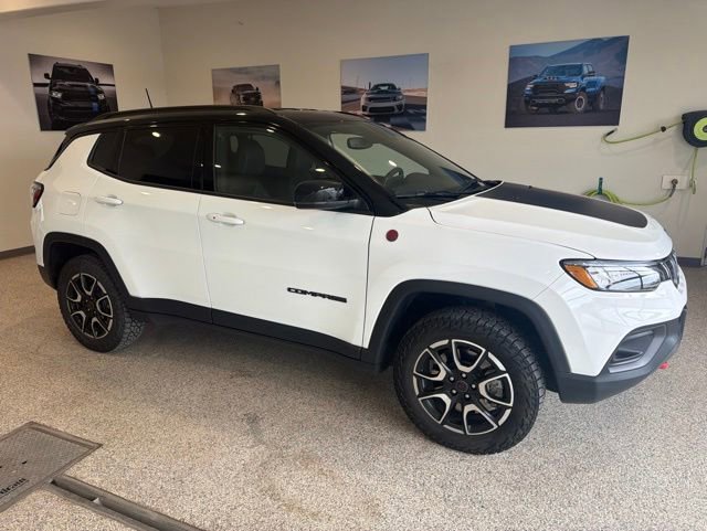 Used 2025 Jeep Compass Trailhawk AWD/4WD image 1