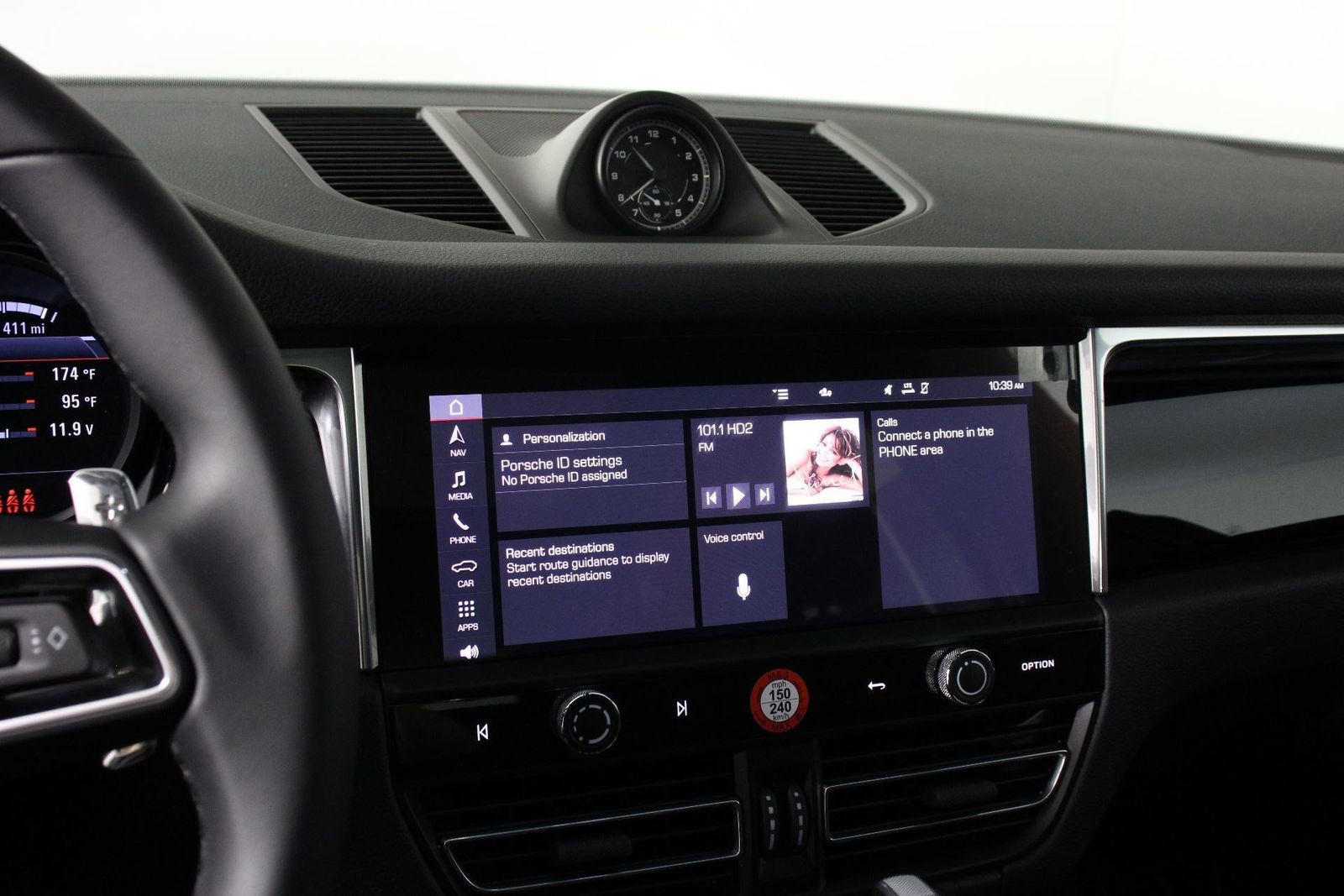 Certified 2025 Porsche Macan image 13