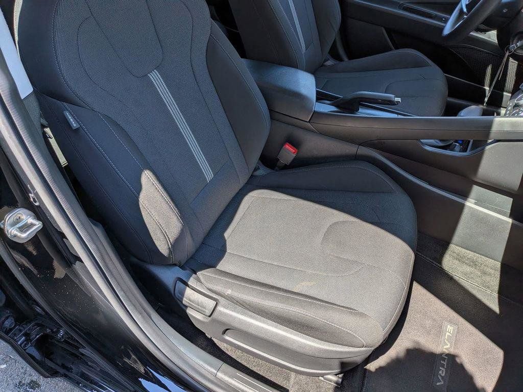 Used 2022 Hyundai Elantra SE FWD image 24