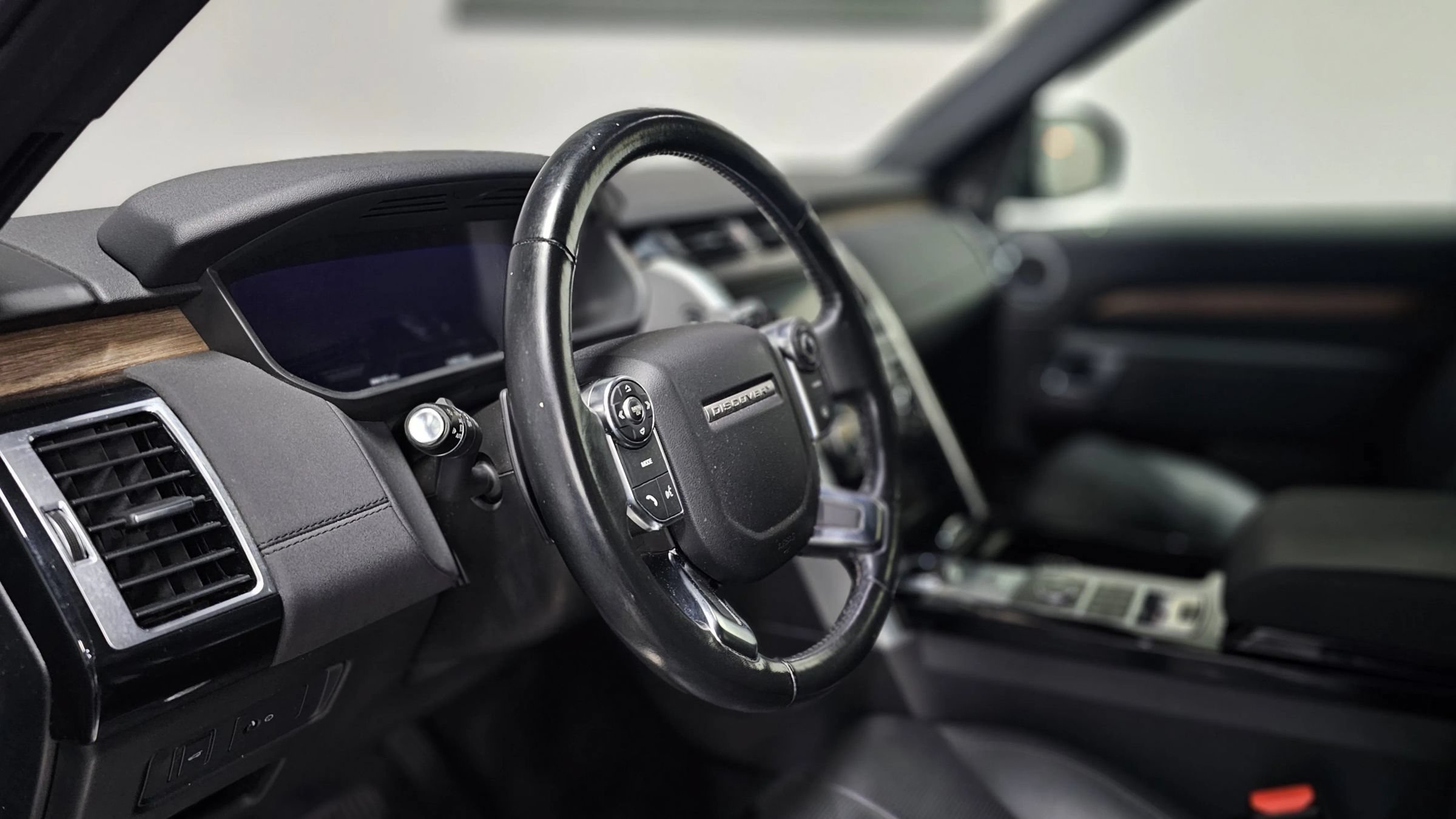 Used 2018 Land Rover Discovery HSE AWD/4WD image 36