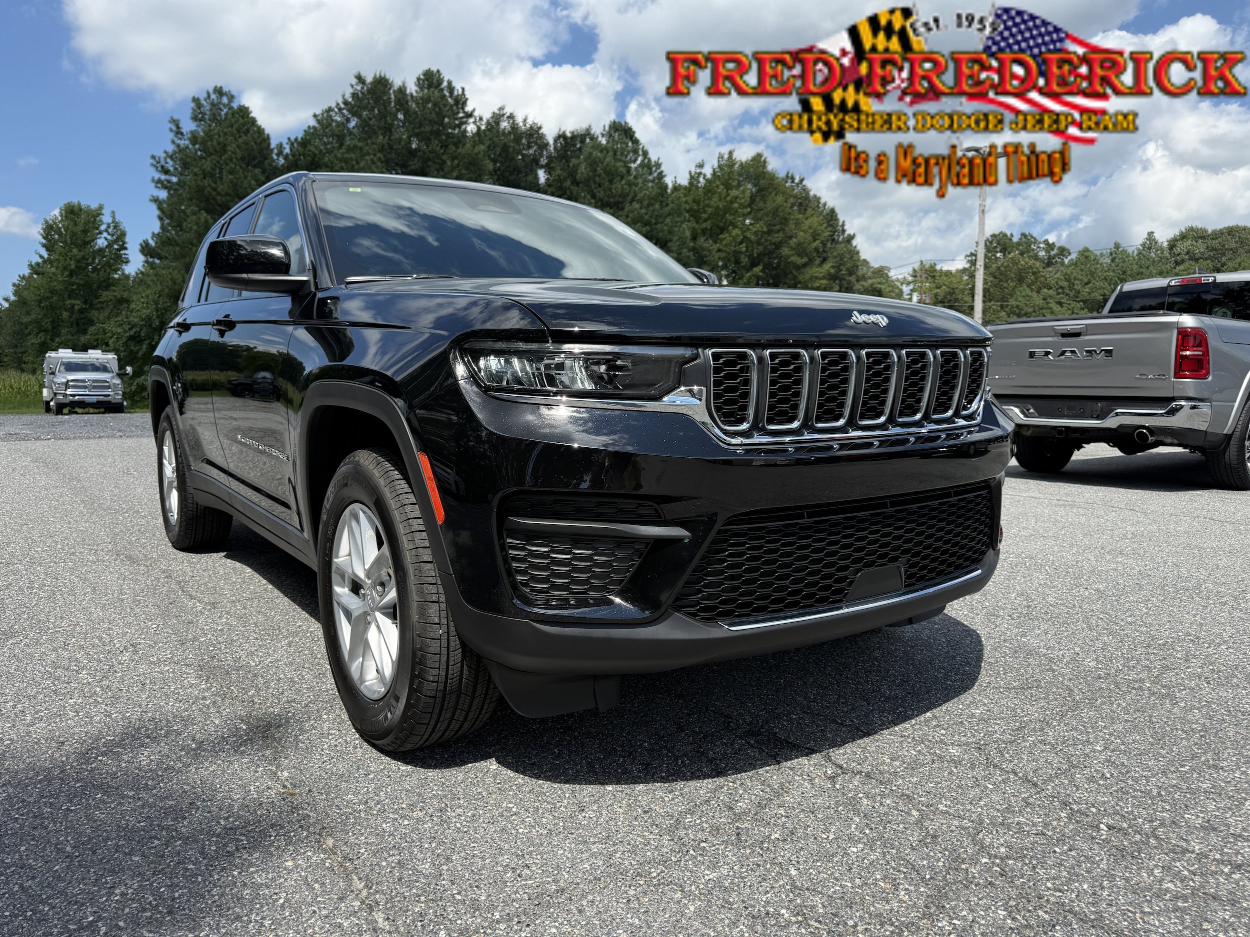 Used 2025 Jeep Grand Cherokee Laredo X AWD/4WD image 1