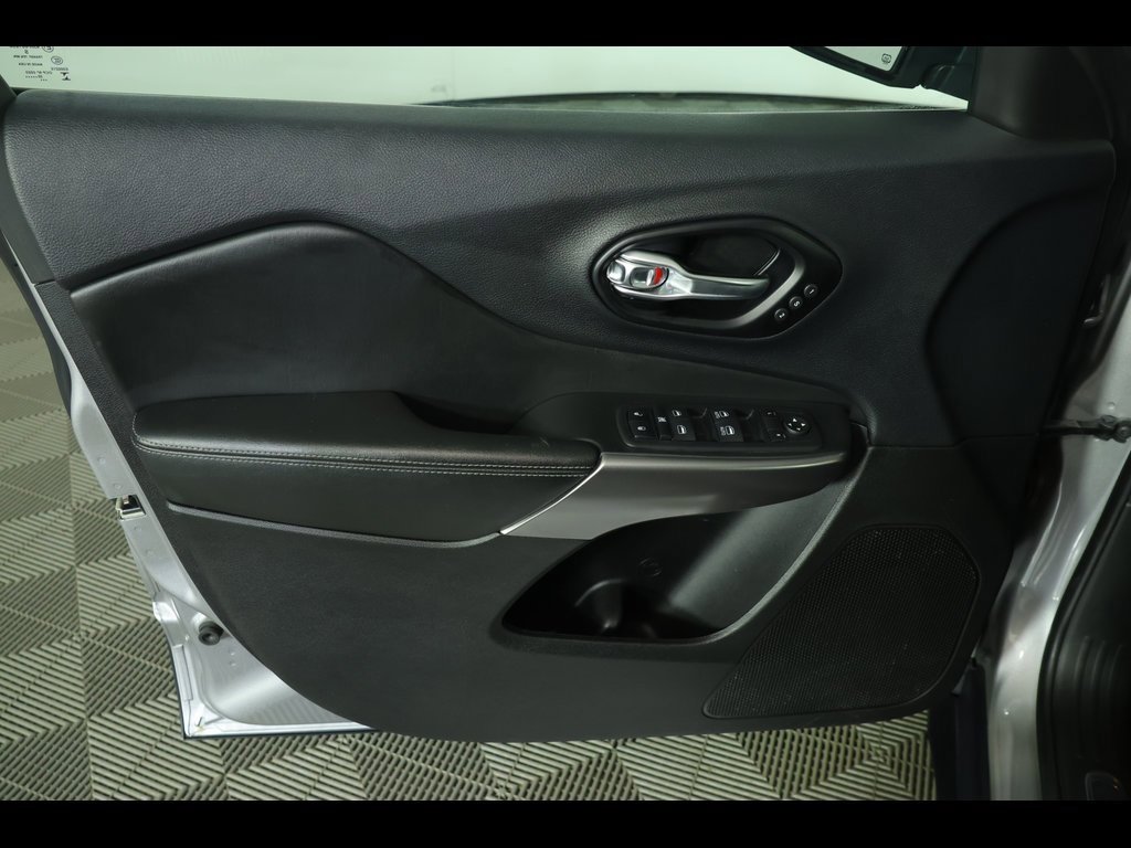 Used 2021 Jeep Cherokee Limited image 18