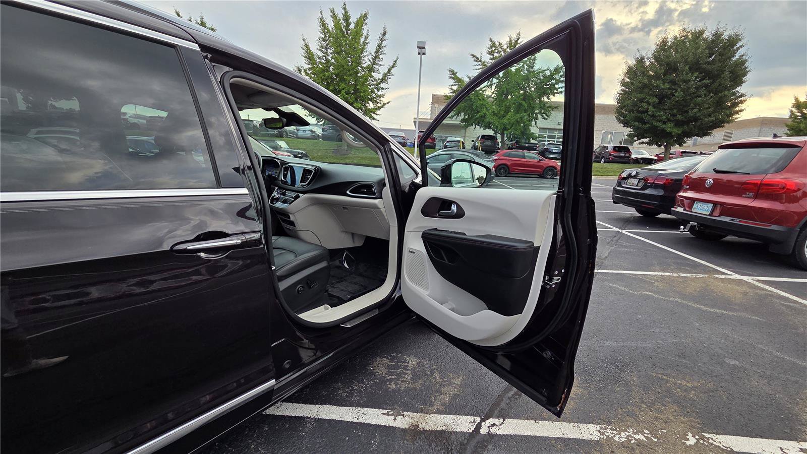 Used 2017 Chrysler Pacifica Touring-L Plus w/ Advanced Safetytec Group FWD image 28