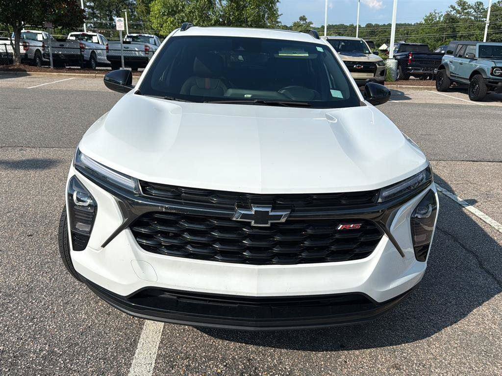 Used 2024 Chevrolet Trax RS w/ Sunroof Package FWD image 2
